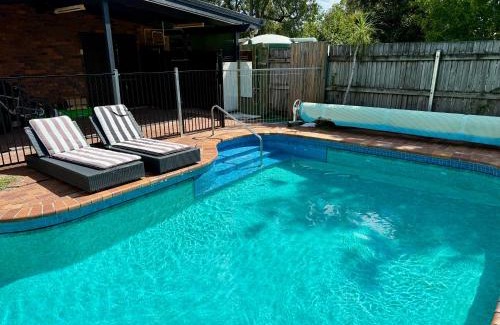 Shailer Park House | Comfy Logan - Shared bathrooms - Individual Room with a Queenbed- WiFi AC Netflix