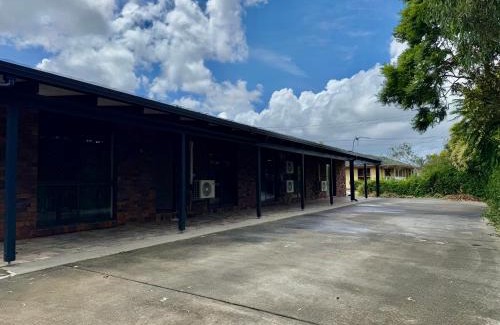 Shailer Park House | Comfy Logan - Shared bathrooms - Individual Room with a Queenbed- WiFi AC Netflix