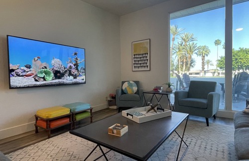 Indian Wells House | Comfy mid-century modern single level home bathed in morning sunlight