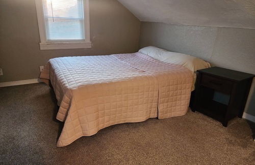 Fort Wayne Apartment | Comfy minimalist 3BR main house apt with priv yard by the Zoo