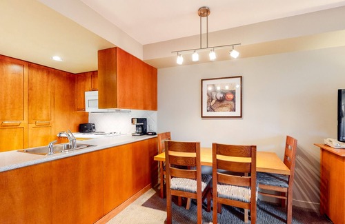 Whistler Village Apartment | Comfy mountain studio with fireplace & gym - near lifts and golf