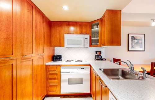 Whistler Village Apartment | Comfy mountain studio with fireplace & gym - near lifts and golf