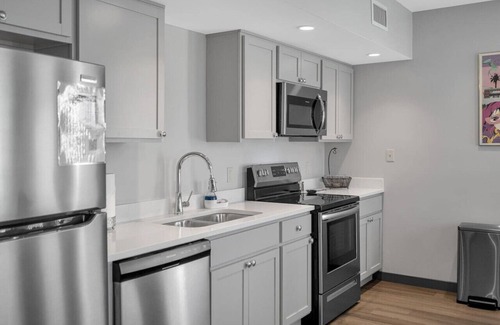 New Orleans Hotel | Comfy New Build Near FQ/Frenchman+Parking
