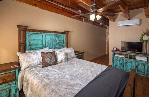 Alpine House | Comfy Queen loft @ Alpine City Place | Hotel and Bar