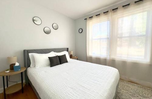 West Ridge Apartment | Comfy Retreat In Rogers Park, Prime Location!