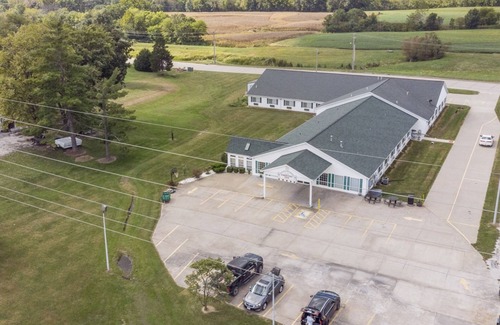 Renault Bed & Breakfast | Comfy Single King Suite in the Heart of Red Bud!