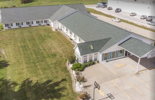 Renault Bed & Breakfast | Comfy Single King Suite in the Heart of Red Bud!