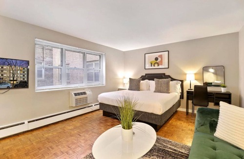 Lake View East Apartment | Comfy Studio Urban Apt