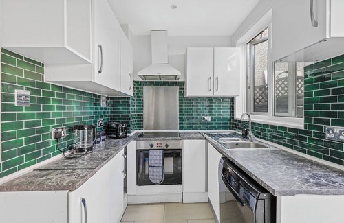 White Hart Lane House | Comfy Stylish Home with Hot Tub near Tottenham Hotspurs Stadium