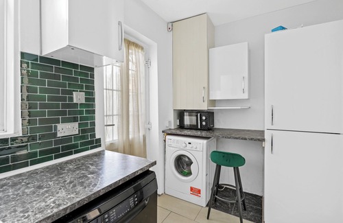 White Hart Lane House | Comfy Stylish Home with Hot Tub near Tottenham Hotspurs Stadium