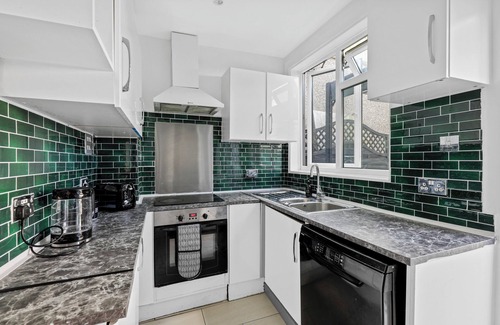 White Hart Lane House | Comfy Stylish Home with Hot Tub near Tottenham Hotspurs Stadium