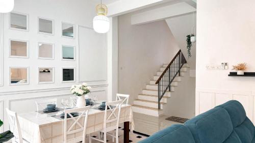 Larut House | Comfy Terrace House Homestay near Zoo with Netflix
