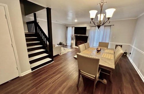 Clarkston House | Comfy Town House In Clarkstonstone Mountain
