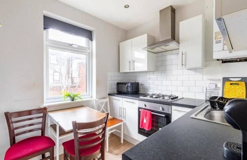 Boleyn Apartment | comfystay-london : Double Room with Extra Bedn