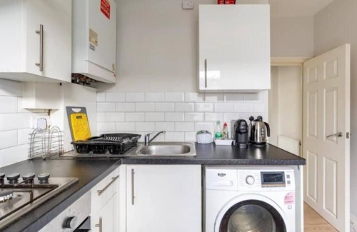 Boleyn Apartment | comfystay-london : Double Room with Extra Bedn