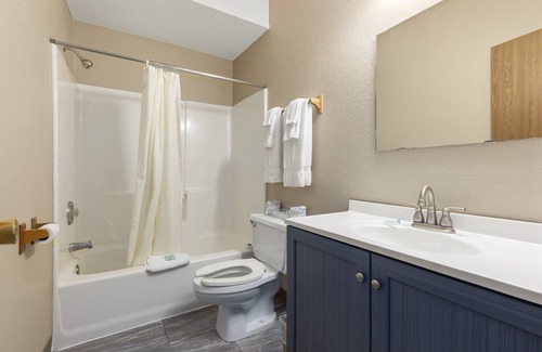Breezy Point Hotel | Commander Motel