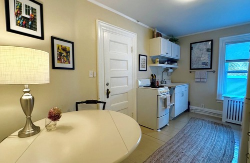 Camden Apartment | Commanders Cabin, quaint apartment steps to downtown Camden and harbor