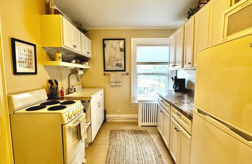 Camden Apartment | Commanders Cabin, quaint apartment steps to downtown Camden and harbor