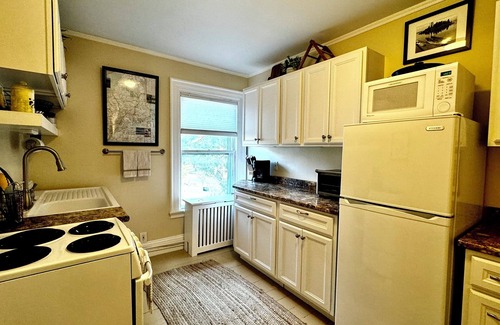 Camden Apartment | Commanders Cabin, quaint apartment steps to downtown Camden and harbor