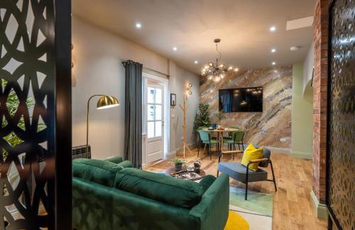 Worcester Apartment | Commandery Vaults - Luxury Apartment in City Centre with SKY TV