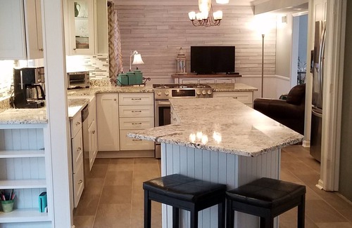 Parole House | Commissioning Week Escape with Pool and Beautiful 4 Seasons room
