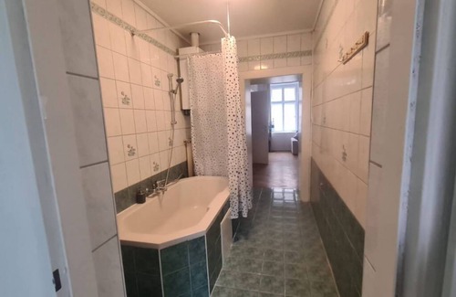 Landstrasse Apartment | Commodious 3BR Apt. Ideal for Families and Friends