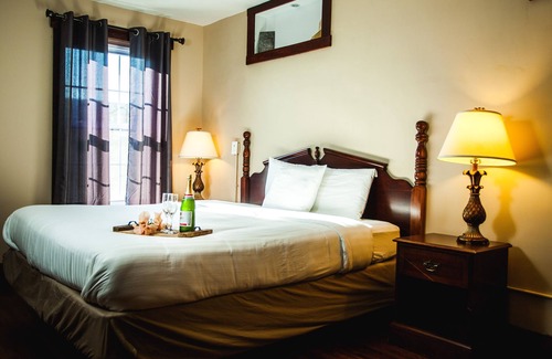 Linden Hotel | Commodore Hotel & Café