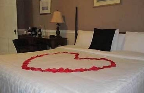 Linden Hotel | Commodore Hotel & Café