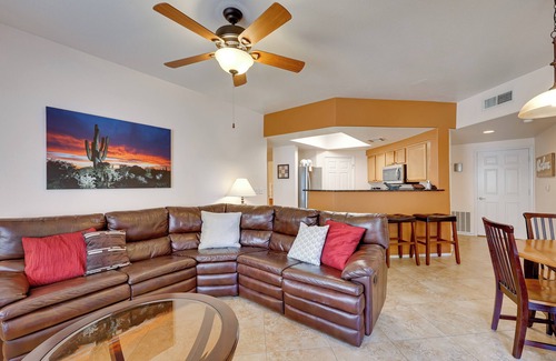 Maryvale Village Condo | Communal Pool: Sunny First-Floor Condo in Phoenix