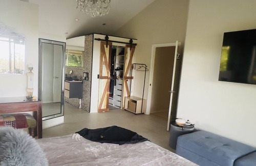 Mudgeeraba Bed & Breakfast | Como Guest Suite - Private Pool City skyline View