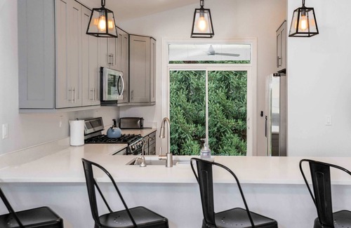 Lake Geneva House | Como Vista – Modern 5 BDR Across from Lake!