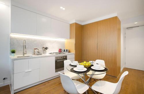 Melbourne Central Business District Apartment | Complete Host CBD Lighthouse Apartments