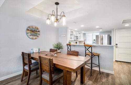 Kahaluu Bay Condo | 🏖️Complete Remodel | Ocean & Mountain Views | Concierge | Walk to Magic Sands