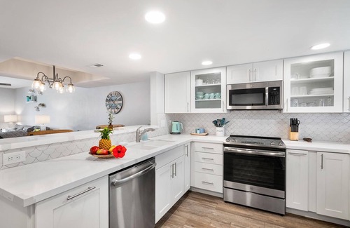 Kahaluu Bay Condo | 🏖️Complete Remodel | Ocean & Mountain Views | Concierge | Walk to Magic Sands
