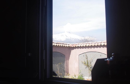 Viagrande House | Completely renovated ancient millstone with private pool with Jacuzzi.