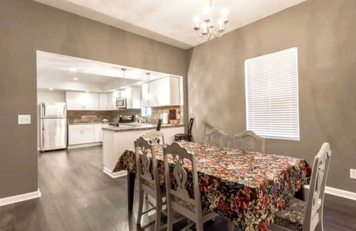 Independence House | Completely updated home a few blocks from the Historic Independence Square