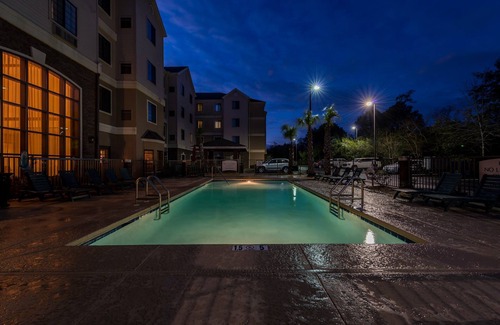Oak Apartment | Complimentary Breakfast Buffet | Minutes from Shopping + White Sand Beaches