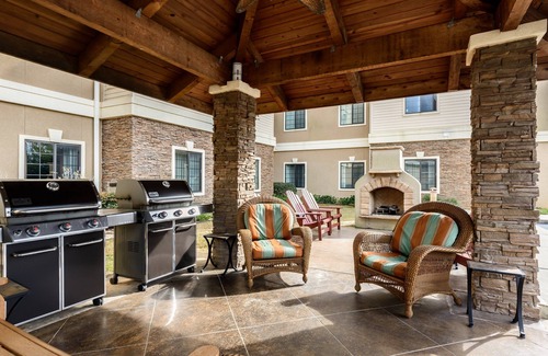 Oak Condo | Complimentary Breakfast Buffet + Free Wi-Fi | Short Drive to the Beach
