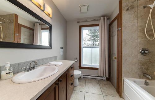 Petite-Riviere-Saint-Francois Apartment | Condo 120H - Nature Retreat with River Views