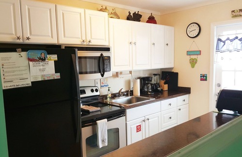 Truman Annex Condo | CONCH RETREAT Truman Annex Condo - 2 decks, pool, 2 Bikes, Free parking and WIFI