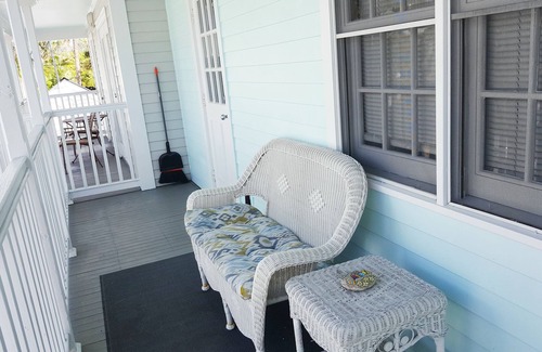 Truman Annex Condo | CONCH RETREAT Truman Annex Condo - 2 decks, pool, 2 Bikes, Free parking and WIFI