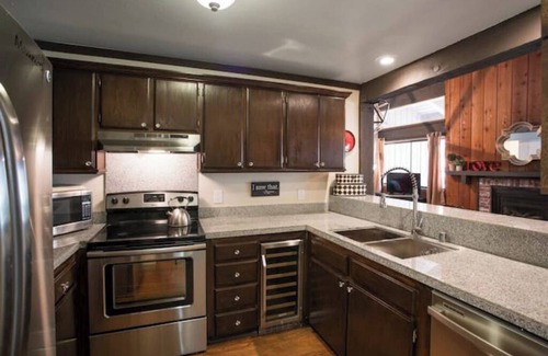 Mammoth Lakes Apartment | Condo 2BR+Loft/2.5BA - Ski Back/Pickleball Courtnn
