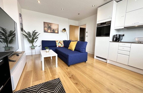 Haywards Heath Apartment | Condo Apartment With Workspace