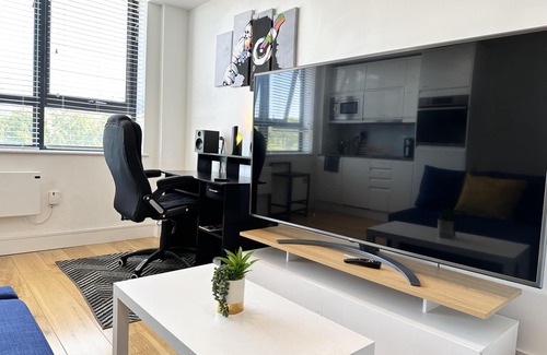 Haywards Heath Apartment | Condo Apartment With Workspace