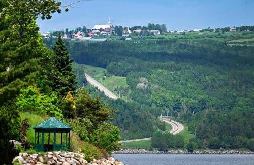 Isle aux Coudres Apartment | Condo Bord de fleuve Piscine - Les Voitures d'Eau