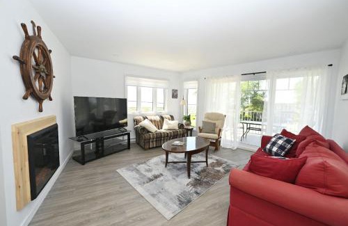 Isle aux Coudres Apartment | Condo Bord de fleuve Piscine - Les Voitures d'Eau