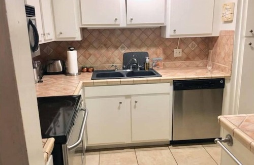 Uptown Condo | Condo - Desirable Area of Alamo Heights in San Antonio