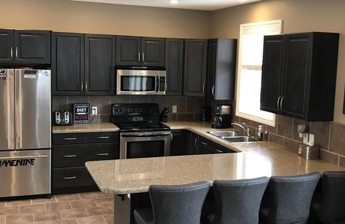 Sicamous House | Condo for Rent w/ Heated Garage in Sicamous, for summer 25 ft boat slip included