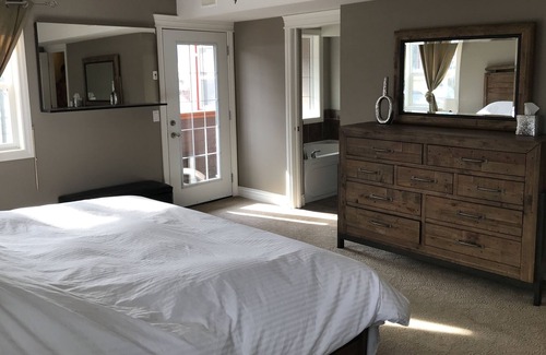 Sicamous House | Condo for Rent w/ Heated Garage in Sicamous, for summer 25 ft boat slip included