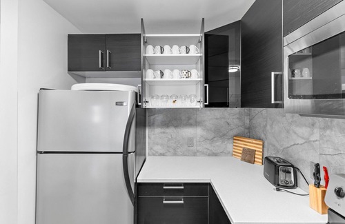 Northeast Edmonton Apartment | ★ Condo★Free Parking⚡WiFi Long Stays★Clean